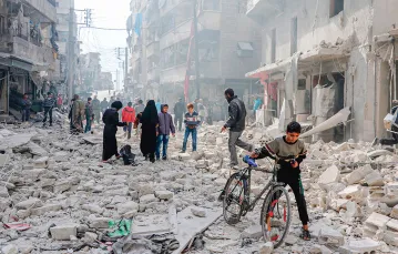 Jedna z dzielnic Aleppo po nalocie przeprowadzonym przez samoloty syryjskie (rządowe) i rosyjskie. Listopad 2016 r. / ESBU LEYS / ANADOLU AGENCY / GETTY IMAGE