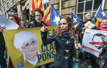 Protest przed budynkiem sądu, w którym odbywa się przesłuchanie byłej katalońskiej minister edukacji Clary Ponsatí, Edynburg, 28 marca 2018 r. / SCOTT HEPPELL / AFP / EAST NEWS