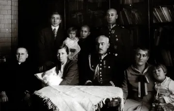 Rodzina Czumów podczas chrztu Huberta, 1930 r. / fot. Z archiwum rodziny Czumów / 
