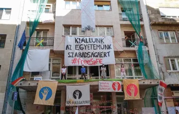 „Opowiadamy się za niezależnością naszego uniwersytetu”: okupowany budynek SzFE w Budapeszcie, wrzesień 2020 r. / 