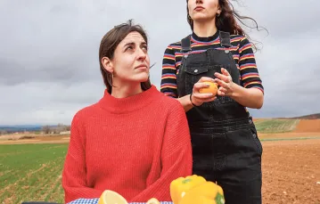 Carmen del Rosal (z prawej) i Nire Benito na planie serialu „Sopa de limón”, grudzień 2019 r. / LA CHAVALA / MATERIAŁY PRASOWE