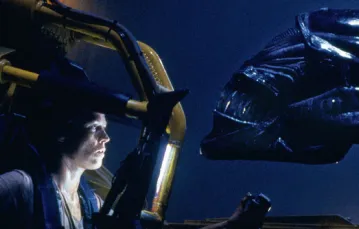 Sigourney Weaver jako Ellen Ripley walczy w obronie ludzkości w filmie "Obcy - decydujące starcie" /fot. materiały dystrybutora / 