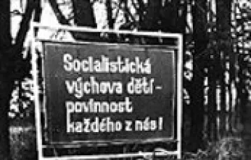 1982 r.: "Socjalistyczne wychowanie dzieci powinnością każdego z nas!" /fot. J. Streit / 