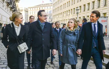 Nowy kanclerz Austrii i lider Partii Ludowej Sebastian Kurz (z prawej) oraz przewodniczący FPÖ Heinz-Christian Strache wraz ze swoimi partnerkami, w drodze na ceremonię zaprzysiężenia nowego rządu, Wiedeń, 18 grudnia 2017 r. / ANADOLU AGENCY / GETTY IMAGES