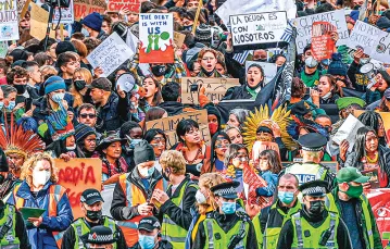 Marsz Friday For Future na ulicach Glasgow,  5 listopada 2021 r. / Jeff J Mitchell / Getty Images