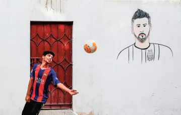 Lionel Messi na ścianach biednej dzielnicy Karaczi, Pakistan, czerwiec 2018 r. / AKHTAR SOOMRO / REUTERS / FORUM