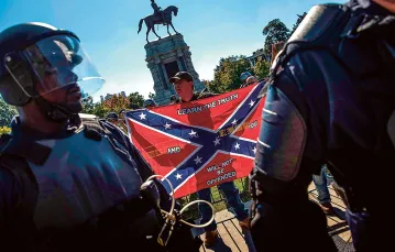 Protesty pod pomnikiem gen. Roberta E. Lee w Richmond, USA, wrzesień 2017 r. / WIN MCNAMEE / GETTY IMAGES