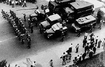 Radom, 25 czerwca 1976 r., ok. godziny 14.30: oddział ZOMO przygotowuje się do szturmu a manifestujących robotników /fot. KARTA / 