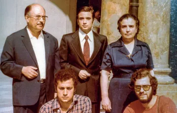 Rosario Livatino (w środku) z rodzicami i przyjaciółmi, zdjęcie niedatowane, Palermo, Sycylia / CARAMANNA / GIACOMINO / ZUMA PRESS / FORUM