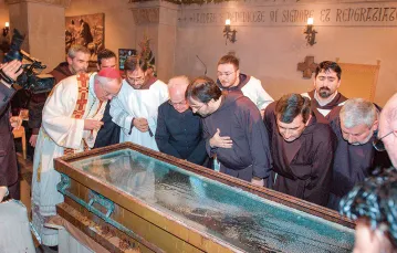 Bp Domenico Ambrozio z braćmi kapucynami z klasztoru w San Giovanni Rotondo podczas otwarcia trumny z ciałem Ojca Pio, 2/3 marca 2008 r. / FRANCESCO CUVINO / VOCE DI PADRE PIO