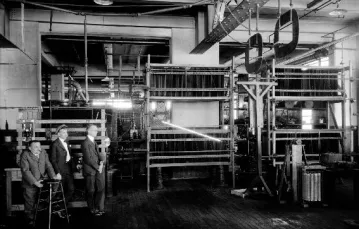 Dr Charles P. Steinmetz z Josephem L. Haydenem, i asystentem w laboratorium General Electric, 1921 r. / fot. Corbis / 