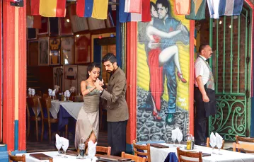 Tango w restauracji, dzielnica La Boca, Buenos Aires, marzec 2019 r. / DAVID SILVERMAN / GETTY IMAGES