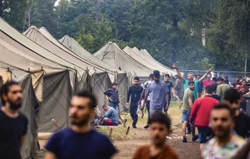 Nowo wybudowany obóz dla uchodźców na poligonie wojskowym w Rudninkach, niedaleko Wilna. Litwa, 4 sierpnia 2021 r. / MINDAUGAS KULBIS / AP / EAST NEWS