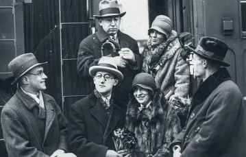 Wyjazd polskich literatów do Pragi. Jarosław Iwaszkiewicz (pierwszy z lewej), Antoni Słonimski (u góry), Jan Lechoń (drugi z lewej), Kazimierz Wierzyński (pierwszy z prawej), z tyłu stoi Maria Morska-Knaster, Warszawa, 1928 r. / NAC