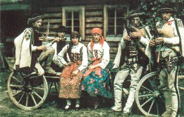 Stanisław Budz Mróz (w środku) z synem Janem (po prawej), córkami i zięciem Janem Trebunią-Tutką (po lewej), Poronin, ok. 1928 r. / JAN WIERZEJSKI