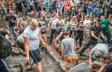Mieszkańcy Starej Planiny i aktywiści usuwają rury z dna rzeki we wsi Rakita, 15 sierpnia 2020 r. / MILAN SIMONOVIĆ / MATERIAŁY PRASOWE OBRONIMO REKE STARE PLANINE