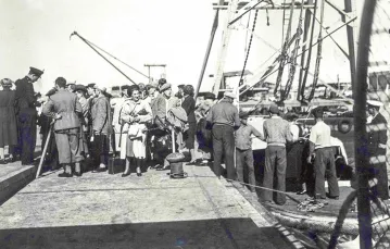 Kontrola paszportowa pasażerów, którzy przypłynęli z Gdyni, port w Tel Awiwie, październik 1938 r. / ISRAEL STATE ARCHIVES