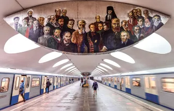 Stacja metra Otradnoje z freskiem przedstawiającym znanych rosyjskich malarzy i kompozytorów. Moskwa, 26 maja 2020 r. / KIRILL KUDRYAVTSEV / AFP / EAST NEWS