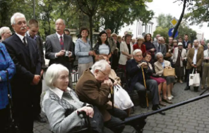 Odsłonięcie tablicy upamiętniającej Hannę Malewską, przemawia Halina Bortnowska, 25. 09. 2009 r. /fot. Danuta Węgiel / 