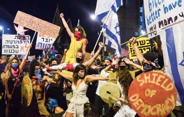 Izraelczycy protestują przeciwko premierowi Beniaminowi Netanjahu. Jerozolima, 1 sierpnia 2020 r. / / AMIR LEVY / GETTY IMAGES