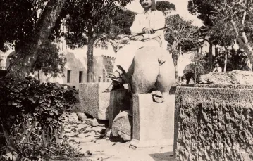 W czasie podróży stypendialnej do Włoch w 1903 r. Nowowiejski odwiedził w Kartaginie brata, ks. Rudolfa. Opis na odwrocie mówi, że siedzi na rzeźbie konia sprzed 2300 lat, odkrytej 2 miesiące wcześniej przez archeologa Alfreda Louisa Delattre’a. / 