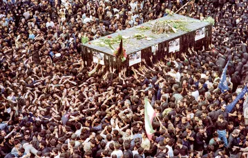 Tłumy usiłują dotknąć sarkofagu, w którym spoczął ajatollah Chomejni. Teheran, 7 czerwca 1989 r. / CHRISTOPHE SIMON / AFP / EAST NEWS