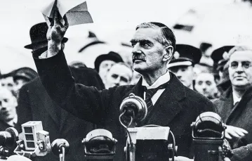 Premier Chamberlain ogłasza, że układ monachijski zapewni Europie pokój. 30 września 1938 r. / NAC