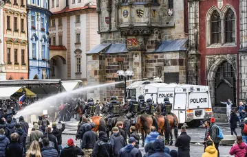 Protest w Pradze przeciw restrykcjom sanitarnym zamienił się w starcia demonstrantów z policją,  18 października 2020 r. / ONDREJ DEML / CTK / PAP