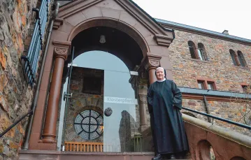 s. Philippa Rath przed swoim opactwem – św. Hildegardy. Rüdesheim nad Renem, Niemcy, grudzień 2017 r. / OPACTWO ŚW. HILDEGARDY / MATERIAŁY PRASOWE