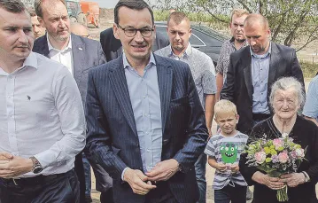 Premier Mateusz Morawiecki z rolnikami w Głogowie, powiat toruński. Lipiec 2018 r. / ROMAN BOSIACKI / FORUM