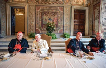 Od lewej: kard. Angelo Sodano, papież Benedykt XVI, kard. Tarcisio Bertone, kard. Giovanni Battista Re podczas obiadu z okazji 5. rocznicy pontyfikatu, Watykan, 20 kwietnia 2010 r. / L'OSSERVATORE ROMANO / GETTY IMAGES