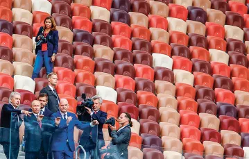 Władimir Putin i prezydent FIFA Gianni Infantino (po prawej) wizytują stadion na Łużnikach. Moskwa, wrzesień 2017 r. / SEFA KARACAN / ANADOLU AGENCY / GETTY IMAGES