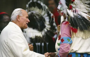Jan Paweł II i wódz plemienia północnoamerykańskich Indian. Asyż, 27 października 1986 r. / fot. Gianni Giansanti / Sygma / Corbis / 
