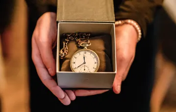 Zegarek omega przekazany odnalezionemu krewnemu Stanisława Króla, więźnia Auschwitz. Kraków, 3 listopada 2022 r. / ROBERT STELMACH / MATERIAŁY PRASOWE AROLSON ARCHIVES