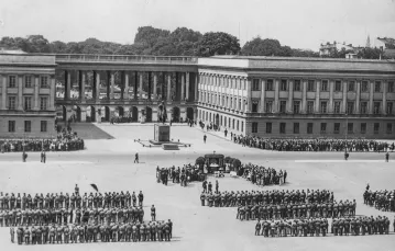 Msza polowa na obecnym placu Piłsudskiego. W tle Pałac Saski, z którego po II wojnie światowej pozostanie tylko fragment kolumnady z Grobem Nieznanego Żołnierza. Warszawa, 7 sierpnia 1932 r. / LEON JARUMSKI / NAC
