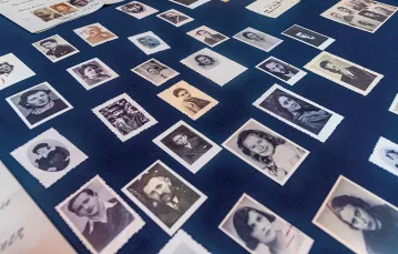Zdjęcia osób, które otrzymały fałszywe paszporty, na prezentacji materiałów archiwalnych z publikacji „Lista Ładosia”, Warszawa, 12 grudnia 2019 r. / INSTYTUT PILECKIEGO