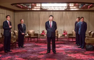 Prezydent Chin i sekretarz generalny Chińskiej Partii Komunistycznej Xi Jinping, czyli nowa twarz globalizacji. Hongkong 2017 r. / DALE DE LA REY / REUTERS / FORUM