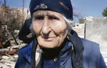 Nino Kachiaszwili, lat 104, i jej zniszczony przez bombę dom we wsi Megretisi / fot. Andrzej Meller / 