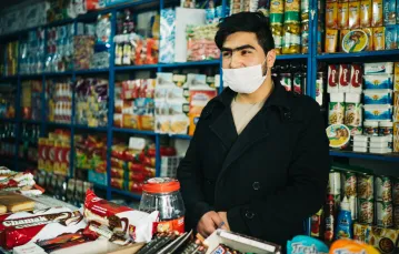 Samim, właściciel sklepu niedaleko Uniwersytetu Kabulskiego. Kabul, kwiecień 2020 r. / FOT. PAWEŁ PIENIĄŻEK / 