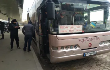 Warszawa Zachodnia, autobus relacji Warszawa-Tarnopol, 26 lutego 2022 r. /  / fot. Marta Zdzieborska dla TP