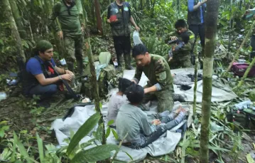 Członkowie armii opiekują się czwórką odnalezionych dzieci, które po katastrofie małego samolotu spędziły miesiąc w amazońskiej dżungli. Kolumbia, 9 czerwca 2023 r. / FOT. Colombian Presidency / AFP / 