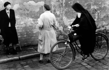 „O pisaniu żywotów świętych” – fotografia Marka Piaseckiego z 1961 r. / 