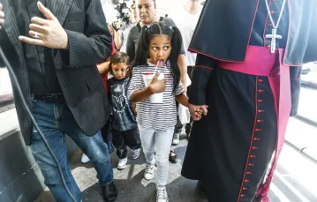 Biskup amerykańskiego El Paso Mark Seitz odprowadza do meksykańskiego miasta Ciudad Juarez imigrantów deportowanych z USA, 27 lipca 2019 r. / MARIO TAMA / GETTY IMAGES