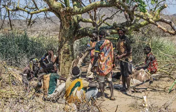 Mężczyźni z plemienia Hadza odpoczywają po polowaniu. Tanzania, 2017 r. / MICHAŁ MISIAK
