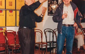 Erwin Axer i Sławomir Mrożek po premierze „Miłości na Krymie” w Teatrze Współczesnym, Warszawa 1994 r. / MICHAŁ ENGLERT / ZE ZBIORÓW TEATRU WSPÓŁCZESNEGO