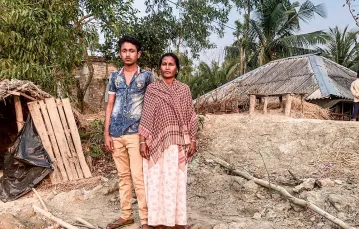 Onima, „tygrysia wdowa”, z synem Raju przy swojej chacie, dwa i pół roku po śmierci męża. Do dziś nie otrzymała gwarantowanej przez rząd rekompensaty i aby utrzymać kilkuosobową rodzinę, pracuje dorywczo na polu ryżowym. Wyspa Satjelia, Sundarbany, 2020 r / Marta Sawicka-Danielak