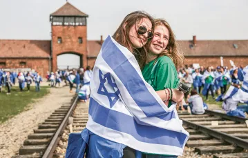 Młodzież izraelska na Marszu Żywych przed byłym obozem Auschwitz-Birkenau,  kwiecień 2015 r. / BEATA ZAWRZEL / REPORTER