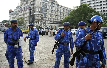 Indyjskie służby policyjne przed hotelem Taj Mahal, 28 listopada 2008 r. / fot. Andrzej Meller / 