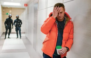 Aleksiej Nawalny na korytarzu w trakcie przeszukania siedziby jego Fundacji Antykorupcyjnej. Moskwa, 26 grudnia 2019 r. / DIMITAR DILKOFF / AFP / EAST NEWS