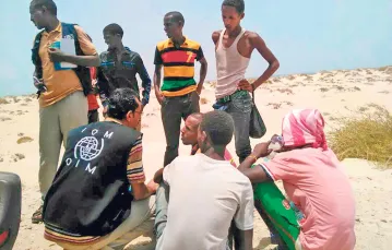 Pracownicy Międzynarodowej Organizacji ds. Migracji rozmawiają z ocalałymi migrantami, wybrzeże Jemenu, 10 sierpnia 2017 r. / UN MIGRATION AGENCY (IOM) / EPA / PAP